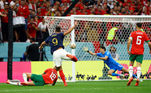 Olivier Giroud encheu o pé na direção do gol de Bono, do Marrocos, mas a bola explodiu na trave