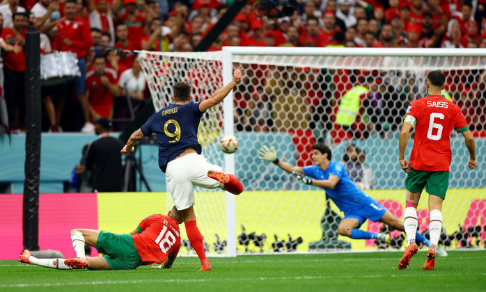 Olivier Giroud encheu o pé na direção do gol de Bono, do Marrocos, mas a bola explodiu na trave