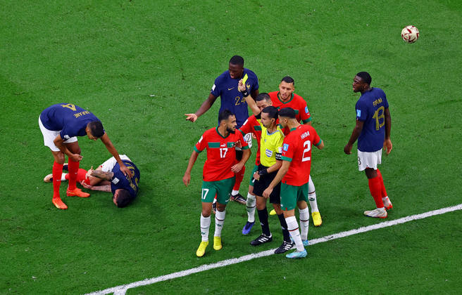 Boufal dá uma forte entrada em Theo Hernandez e recebe o cartão amarelo