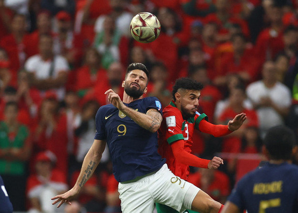 Giroud e Mazraoui disputam a bola durante a partida