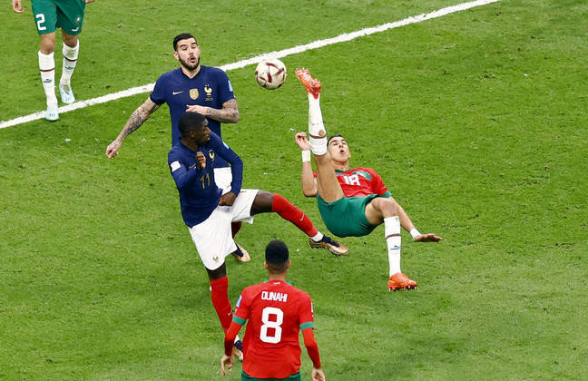 Chute de craque! Jawad El Yamiq deu uma bicicleta e a bola bateu na trave