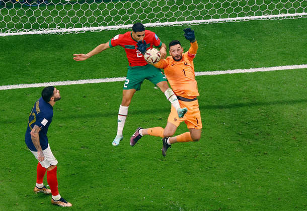 Lloris, capitão da França, está tendo que trabalhar no jogo com tantos ataques do Marrocos
