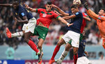 A disputa de bola na área da França, com Ibrahima Konate, Jawad El Yamiq, Raphael Varane e Hugo Lloris