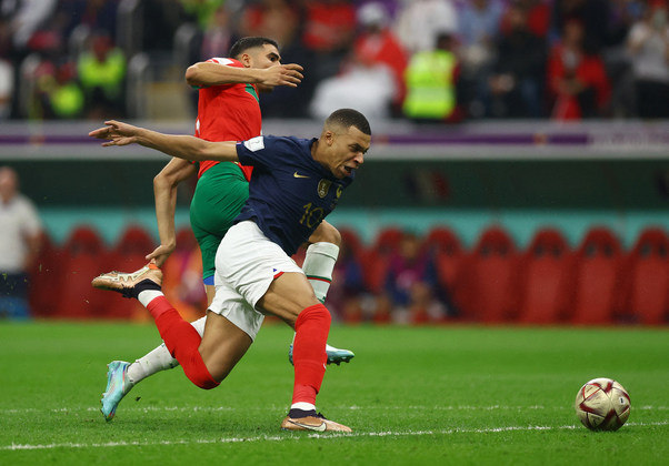O segundo tempo começou com tudo! Mbappé arrancou com a bola, mas Hakimi acompanhou o adversário e impediu que o chute chegasse forte em Bono