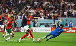 Mbappé driblou dentro da área e encontrou Kolo Muani, que havia acabado de entrar no jogo, para chutar para o fundo do gol e marcar o segundo gol da França