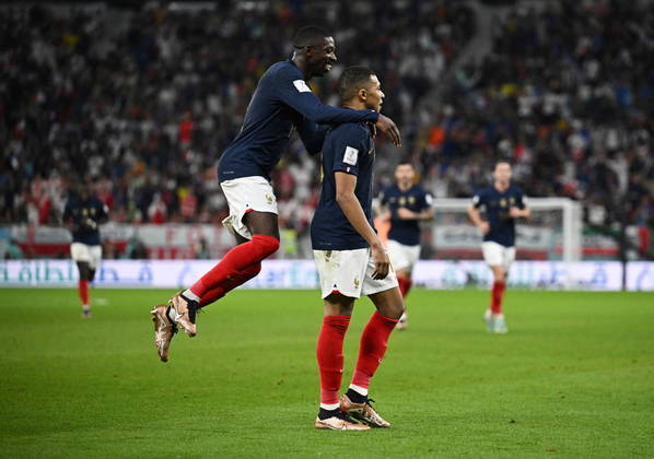 No segundo tempo, já nos minutos finais, a França foi rápida no contra-ataque e Mbappé, o melhor jogador da partida, chutou forte, no alto, para ampliar o placar