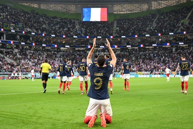 No finalzinho do primeiro tempo, depois de a Polônia assustar com chances claras de gol, a França abriu o placar. Giroud chutou forte, cruzado, para abrir o placar