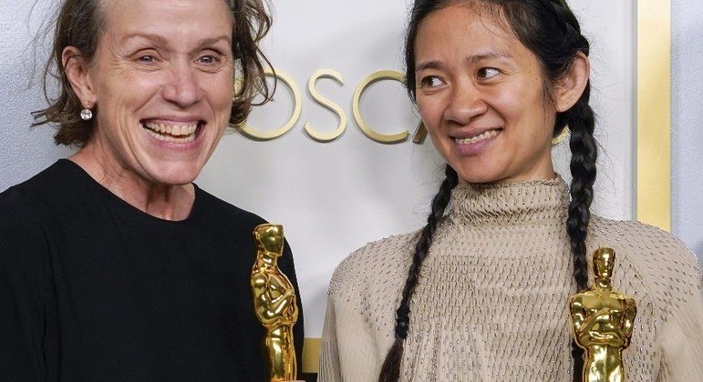 Frances McDormand e Chloe Zhao, premiadas por 'Nomadland'