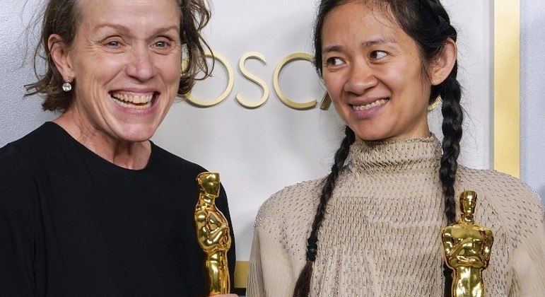 Frances McDormand e Chloe Zhao, premiadas por 'Nomadland'