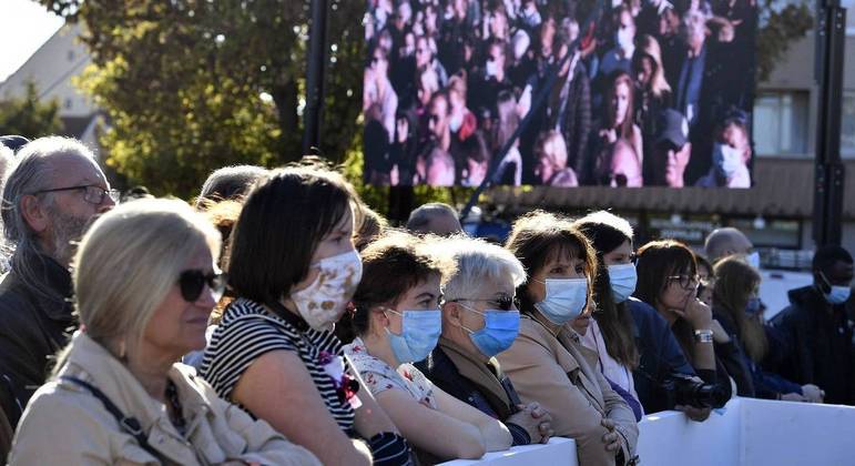Homenagens a professor morto após exibir caricaturas de Maomé  – Notícias