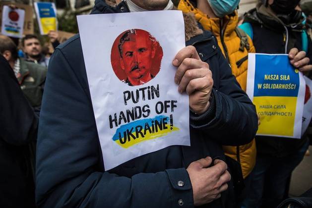 Ucranianos que vivem na França protestam contra invasão russa na Ucrânia