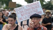 Na França, milhares de pessoas protestam contra passe sanitário