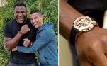 O lutador de MMA Francis Ngannou, que fez CR7 acompanhar a luta, recebeu na última semana outro relógio de luxo do jogador. O modelo recebido de presente é avaliado em R$ 642 mil