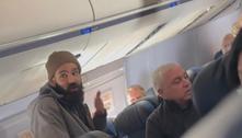 Homem agride comissário e tenta abrir porta de avião em voo da United