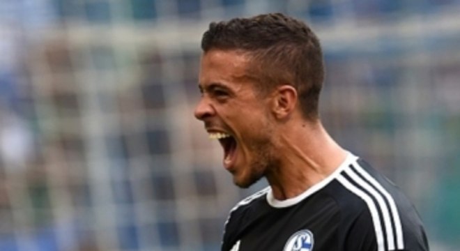 Schalke 04 contrata atacante do Besiktas 