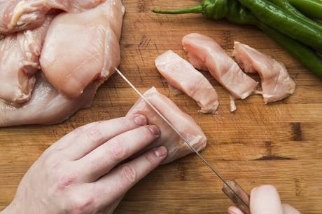 Frango Ã© um dos alimentos que pode conter Salmonella