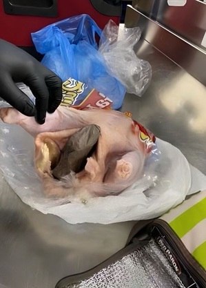 Arma estava enrolada em plástico dentro do frango