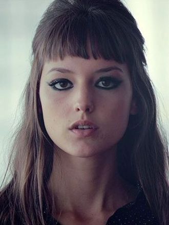 Franjas curtas, conhecidas como baby bangs, são modernas e estilosas, como mostra Mallu Magalhães