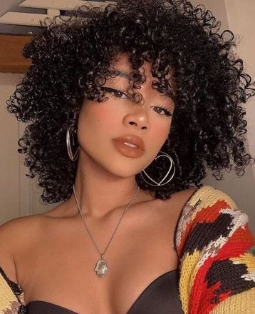 E quem disse que apenas mulheres de cabelos lisos e ondulados podem ter franja? Esta foto mostra que cachos são perfeitos para o estilo!