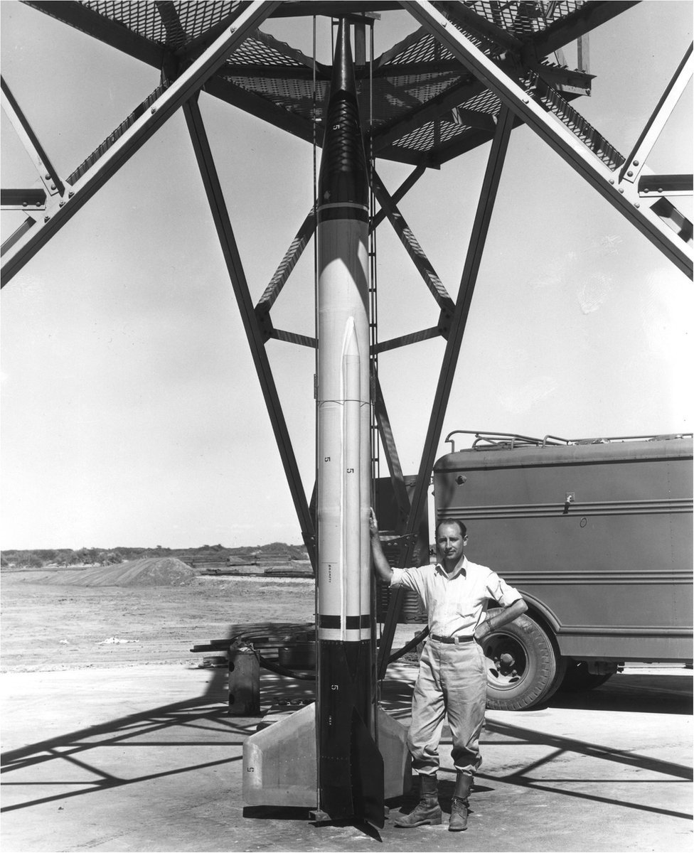 Frank Malina e um míssil em White Sands, no Novo México, em 1946