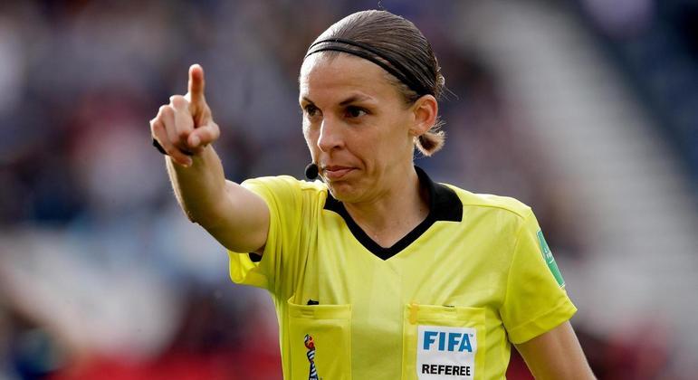 Stéphanie Frappart, a única árbitra na Nations League