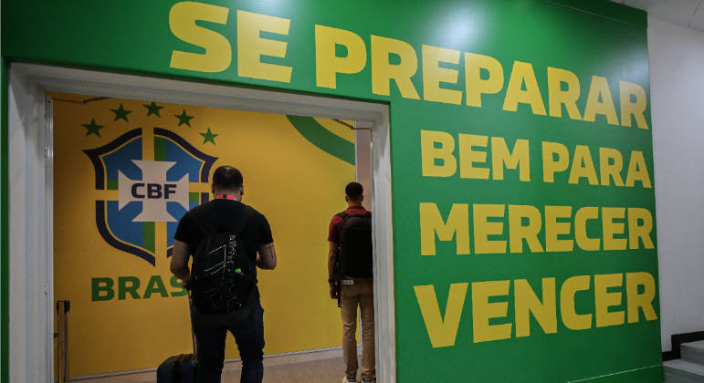 Frase motivacional pintada na parede do centro de treinamento do Brasil no Catar