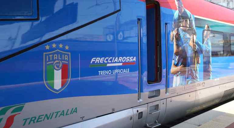 Um trem da "Frecciarossa", a patrocinadora oficial do Calcio da Bota