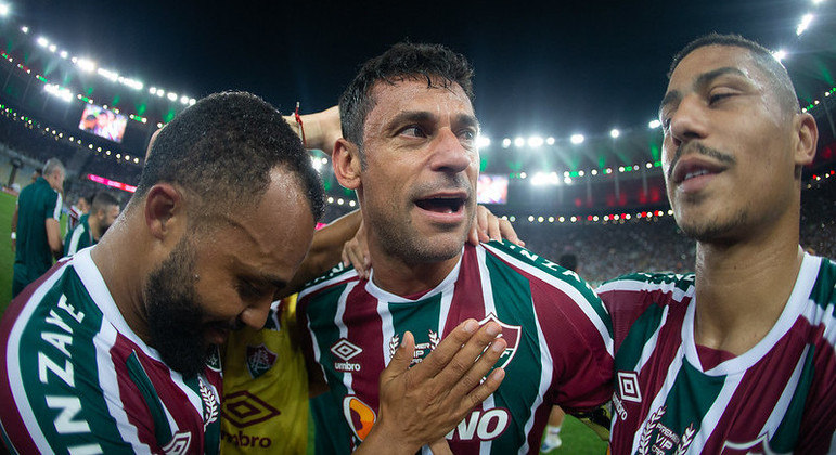 Fred sendo abraçado após gol sobre o Corinthians, pelo Brasileirão