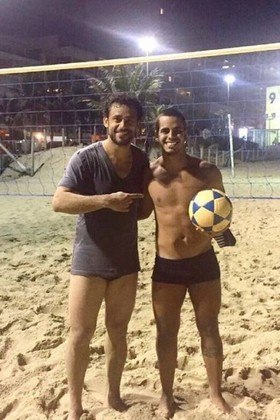 Fred se despediu dos gramados, mas certamente a sua relação com a bola está longe de acabar. Agora, o mais recente ex-jogador encabeça lista de ex-atletas que gostam de aproveitar o tempo livre jogando futevôlei. Em sua despedida, o camisa 9 afirmou que pretende passar horas e horas no futevôlei. Confira outros boleiros que também curtem o esporte praiano
