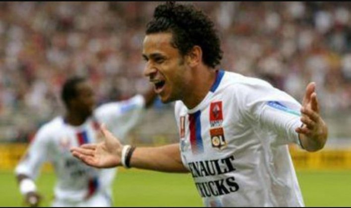 Fred foi artilheiro da Copa do Brasil de 2004 pelo Cruzeiro e despertou o interesse do Lyon, da França. Ele foi apresentado no dia 30 de agosto de 2005. Durante a passagem foi tricampeão francês.