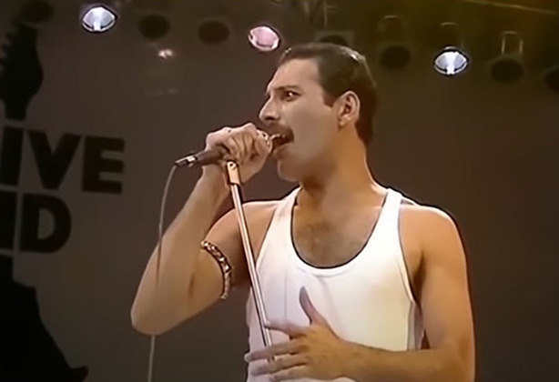 Freddie Mercury - Nascido Farrokh Bulsara, na Tanzânia, o cantor britânico, lenda da Banda Queen, morreu vítima de Aids, em 1991, aos 45 anos. Foi considerado o 18º maior cantor de todos os tempos pela revista Rollin Stone.  