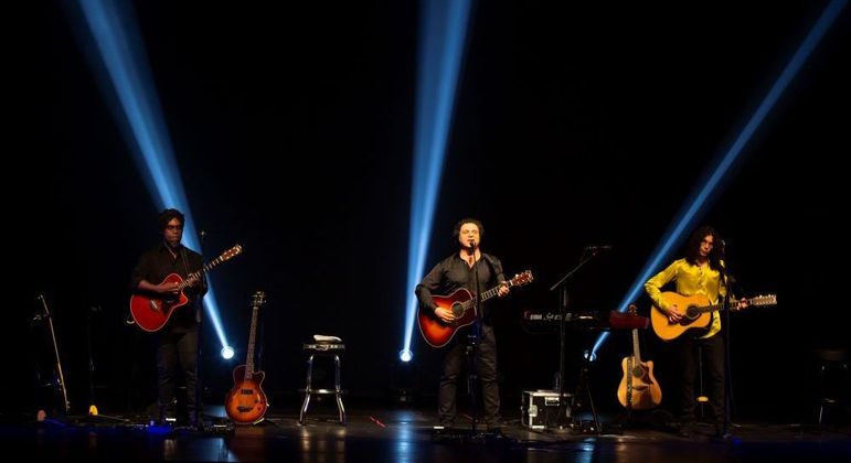 Frejat e seus parceiros no palco do Teatro Bradesco, em São Paulo, na quarta-feira (9)