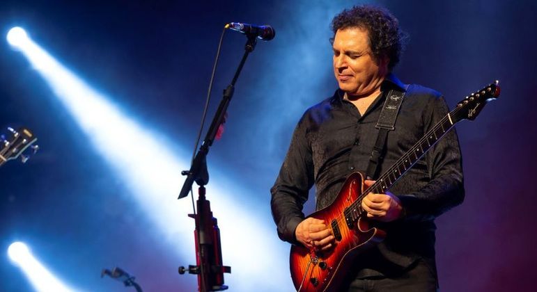 Perto do fim do show, Frejat pegou a guitarra e tocou vários sucessos