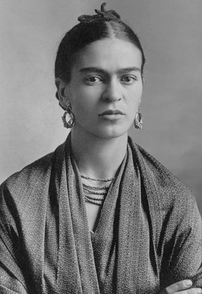 Frida Kahlo - Mexicana (1907-1954) - A brilhante pintora contraiu poliomielite quando criança e tinha uma perna mais fina que a outra, o que ela disfarçava com longos trajes. Frida sentia muitas dores, mas a agonia nunca impediu que ela construísse uma obra de intenso vigor e energia. 