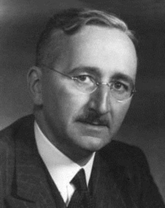 Friedrich Hayek (1899-1992) - Nascido em Viena, representa a Escola Austríaca do pensamento econômico. Defensor do liberalismo, ganhou o Nobel de Economia (1974) pelo trabalho pioneiro nas teorias da moeda e da ligação entre fenômenos sociais e econômicos. Em 