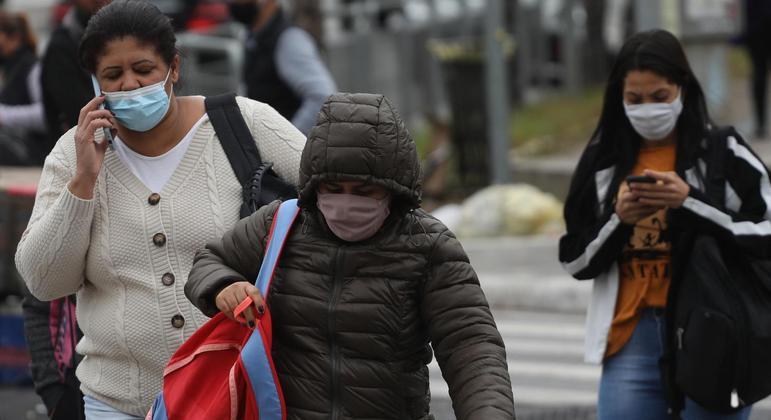 Frio faz aumentar casos de doenças respiratórias, incluindo a Covid-19