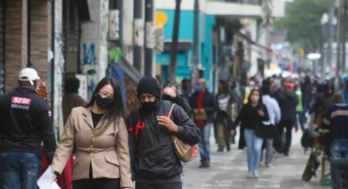 Pessoas se protegem do frio intenso na região central de São Paulo