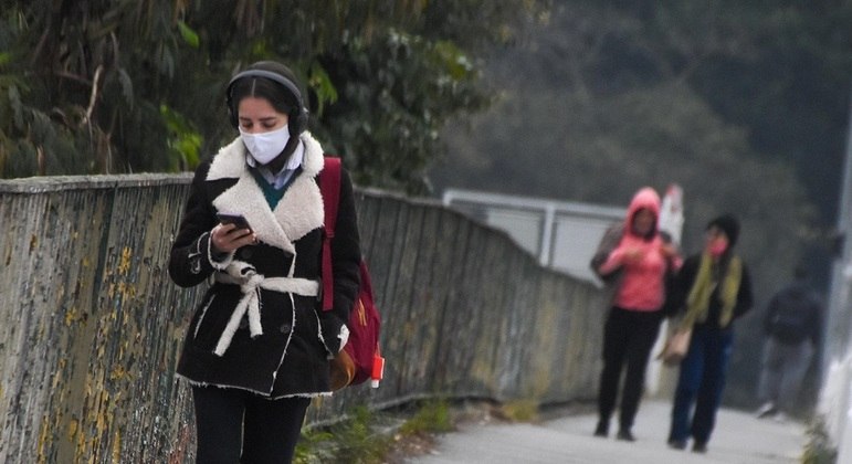 Pedestres se protegem do frio na zona oeste de São Paulo (SP)