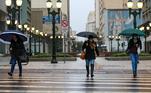 Também não nevou em Curitiba, no Paraná, mas a chuva e o frio castigam os pedestres que andam pelas ruas da cidade na manhã desta sexta