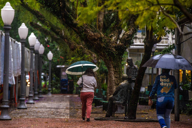 Uma frente fria chegou trazendo frio intenso e atípico para esta época do ano. Ela deve atingir quatro regiões do Brasil, especialmente o Sul. A queda brusca das temperaturas ocorrerá devido à passagem de uma frente fria seguida de uma forte massa de ar de origem polar, segundo o Inmet (Instituto Nacional de Meteorologia). Em Porto Alegre, houve chuva nesta segunda-feira (31). 