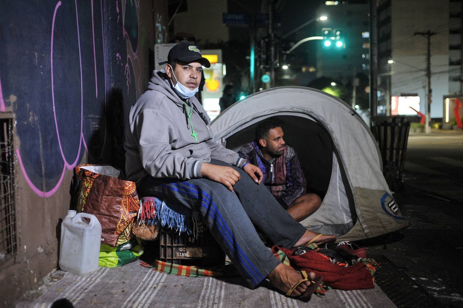 Alexander vive com o tio, um amigo e um filhote numa barraca (Reinaldo Canato/R7)