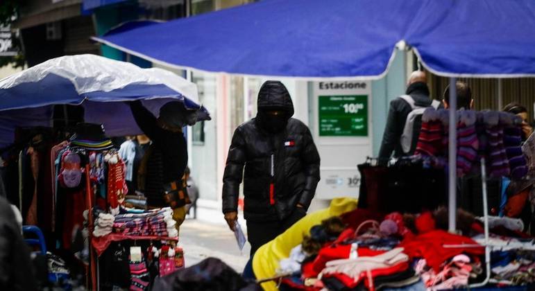 A temperatura máxima se mantém baixa, com previsão de apenas 15°C para esta quinta