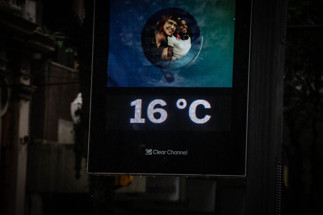 O frio avançará pelo Rio Grande do Sul e por parte de Santa Catarina. Até o fim do dia, ele seguirá ainda por todo o território catarinense. Também serão afetados o Paraná, o sul de Mato Grosso do Sul e parte de São Paulo. A previsão indica queda em torno de 15°C na região Sul e em parte das regiões Sudeste e Centro-Oeste. Em Curitiba, a máxima deve ser de 12°C na terça-feira (1º). Em São Paulo, de 17°C