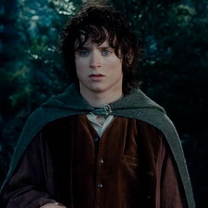 Frodo bolseiro: o Um Anel do temível Sauron acaba nas mãos da criatura mais improvável, um hobbit, o qual, embora adore sua vida pacata no Condado, passa a herói salvador da Terra Média ao provar que sua origem ou estatura não são parâmetros para delimitar sua coragem.  