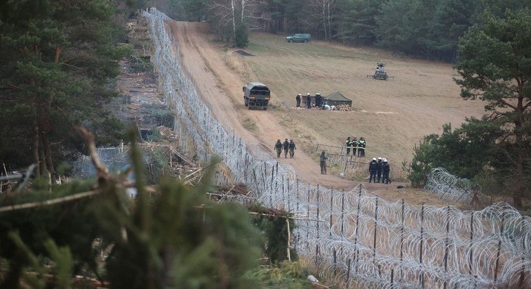 Poloneses instalaram cercas de arame farpado para impedir passagem de refugiados