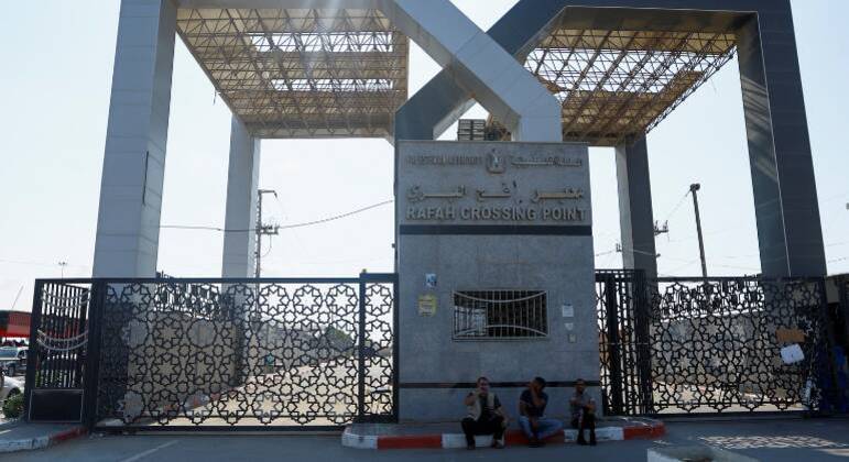 Passagem de Rafá, na fronteira entre Egito e Faixa de Gaza, está fechada para estrangeiros