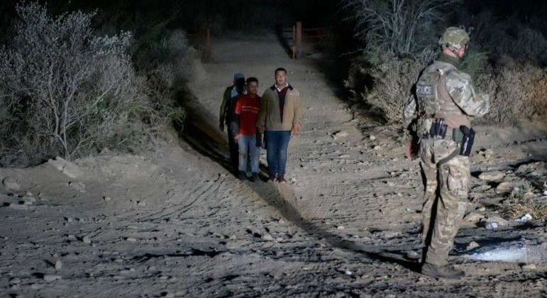 Imigrantes ilegais tentam cruzar a fronteira dos EUA com o México