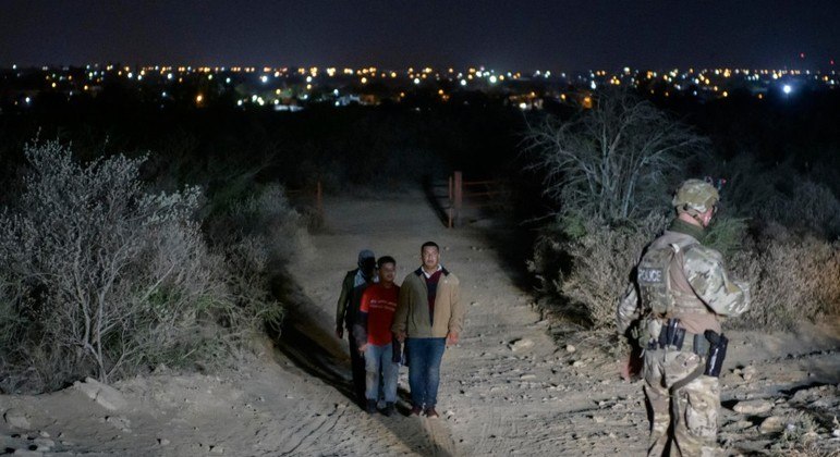 Travessia do deserto entre México e EUA é perigosa e pode terminar com a deportação