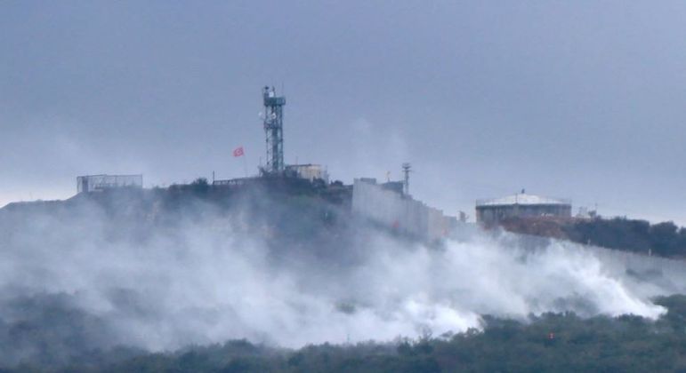 Fumaça dos mísseis lançados pelo Hezbollah numa base militar israelense no norte do país neste domingo (15). Exército de Israel afirma que sofreu hoje cinco ataques naquela região