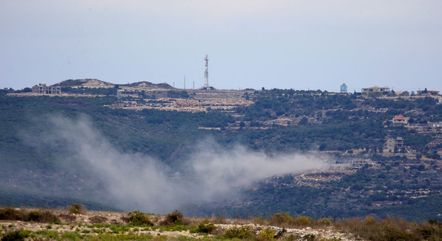 Fumaça sobe após o bombardeio em Aita al-Shaab, ao longo da fronteira sul do Líbano com o norte de Israel